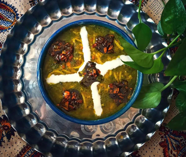 تزیین آش رشته نذری ساده و خاص و زیبا با نعناع داغ و پیازداغ و کشک