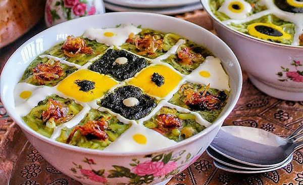 تزیین آش رشته نذری ساده و خاص و زیبا با نعناع داغ و پیازداغ و کشک