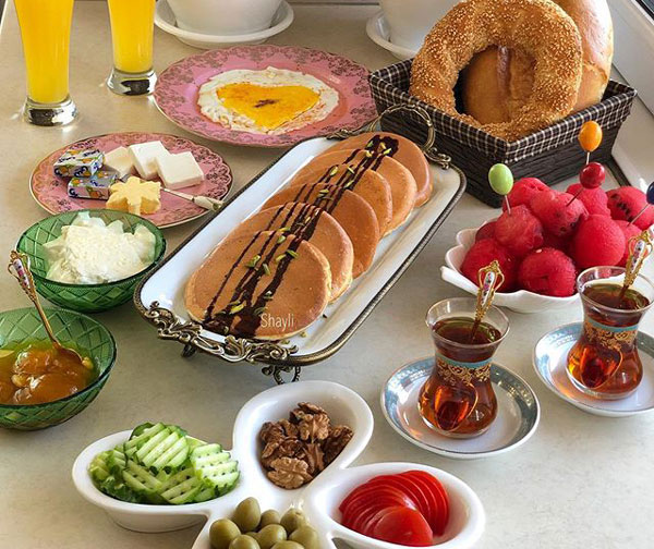 تزیین پنکیک خانگی پفدار عروسکی و مهمانی شیک و ساده جدید