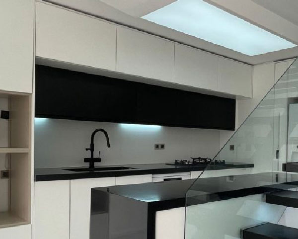 مدل کابینت های گلاس شیک مناسب اشپزخانه های کوچک و بزرگ با طرح های منحصر بفرد