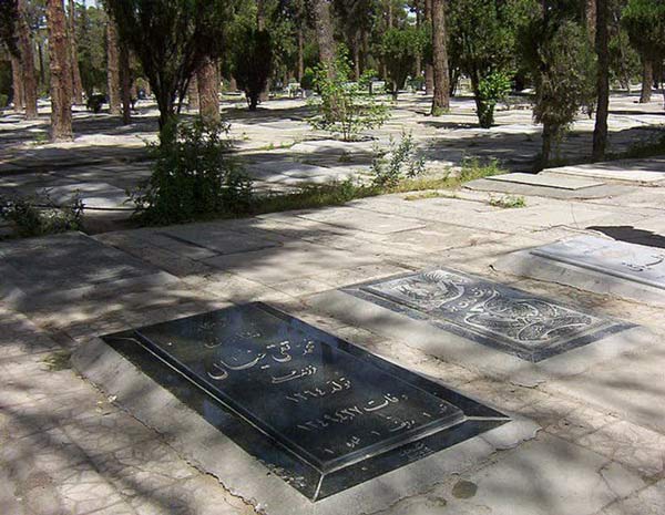 تعبیر خواب قبر پدر و مادر + قبر مادر فوت شده و سنگ قبر مادر و رفتن سر قبر پدر