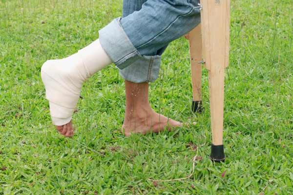 تعبیر خواب لنگیدن پای مرده + لنگیدن پای چپ و ناتوان شدن مرده