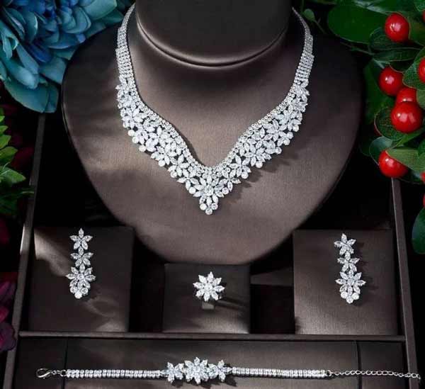 مدل سرویس طلا سفید ظریف و درشت زیبا + نکات کلیدی برای انتخاب سرویس