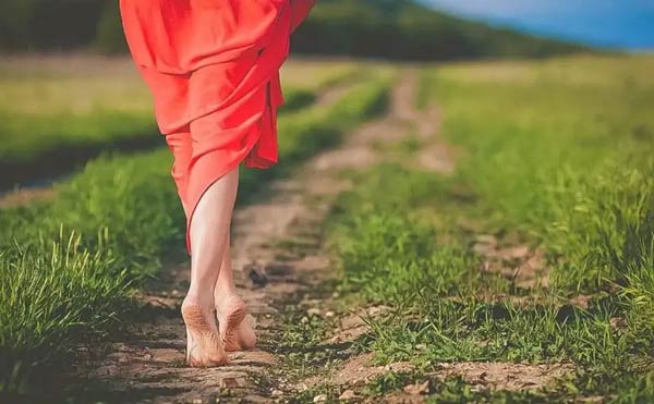 تعبیر خواب پابرهنه دویدن ابن سیرین + پابرهنه راه رفتن روی آسفالت امام صادق