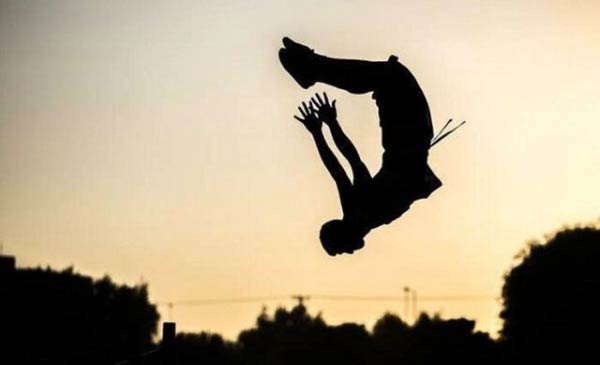 تعبیر خواب پارکور + کاپ طلا و وسایل ورزشی و بالانس زدن و زن ورزشکار