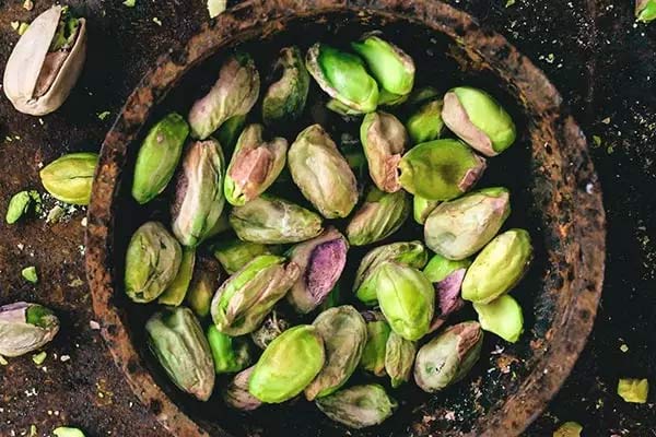 تعبیر خواب پسته کوهی + چیدن پسته کوهی از درخت برای دختر مجرد