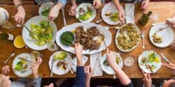 تعبیر خواب مهمانی و سفره غذا + امام صادق و سر سفره نشستن با فامیل
