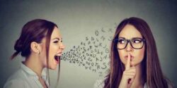 تعبیر خواب مرده چیزی بگوید + حرف زدن با مرده امام صادق و رفتن با مرده