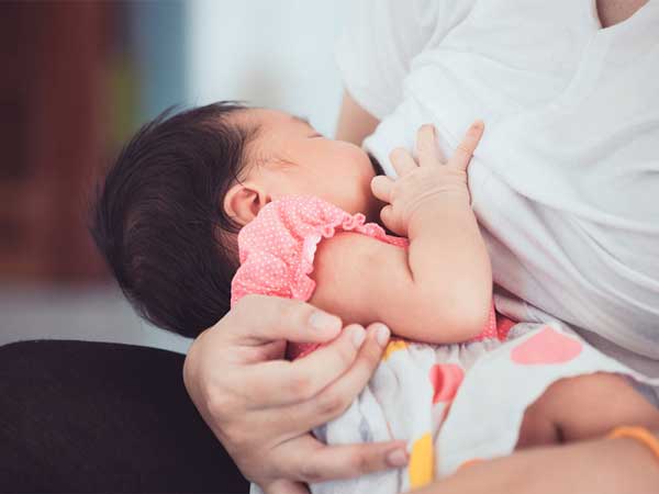 تعبیر خواب شیر دادن به نوزاد دختر توسط زن متاهل + شیر دادن مرد به نوزاد