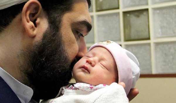تعبیر خواب اذان گفتن در گوش نوزاد + اذان گفتن در گوش نوزاد توسط زن ابن سیرین