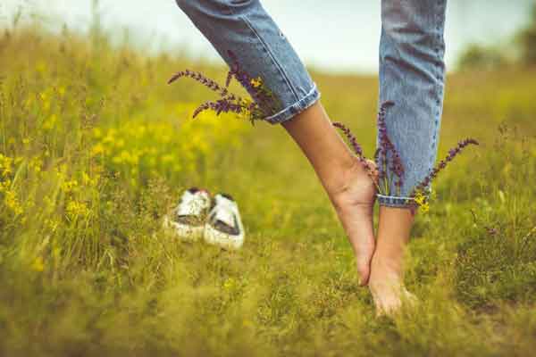 تعبیر خواب پا برهنگی + پای برهنه امام صادق و پابرهنه راه رفتن دختر مجرد