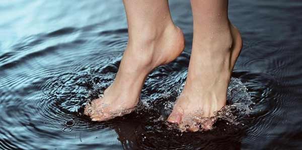 تعبیر خواب پا در آب گذاشتن + آب زلال امام صادق و پا برهنه در اب