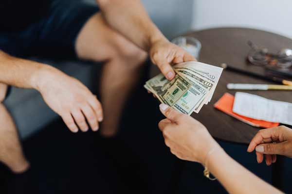 تعبیر خواب پول بخشیدن + پول کاغذی از امام صادق و حضرت یوسف