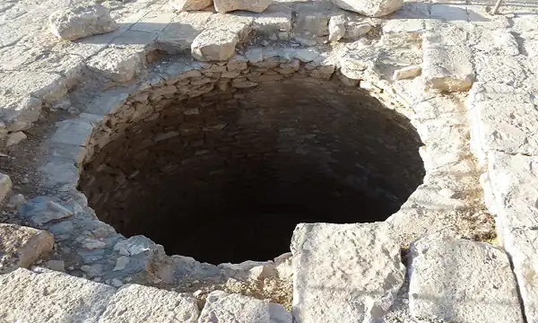 تعبیر خواب چاه کندن در خانه + کندن چاه خشک توسط مرد