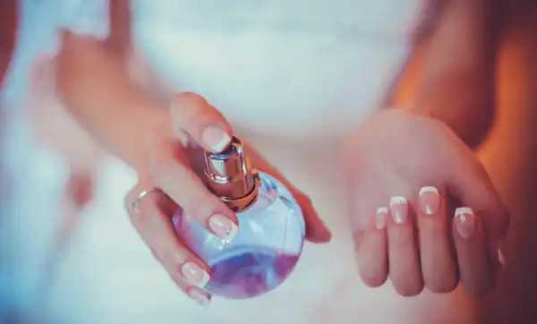 تعبیر خواب عطر زدن به خود برای دختر مجرد + عطر زدن امام صادق و حضرت یوسف