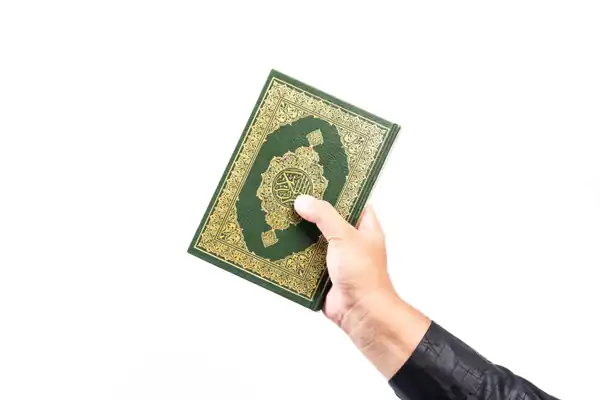 تعبیر خواب دست گذاشتن روی قرآن + از زیر قرآن رد شدن و پاره شدن قران توسط دیگران