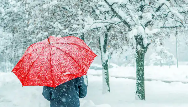 تعبیر خواب دیدن برف از پشت پنجره + بارش برف در حیاط خانه برای دختر مجرد