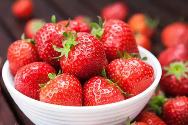 دیدن توت فرنگی در خواب زن باردار + توت فرنگی و جنسیت جنین برای زن متاهل