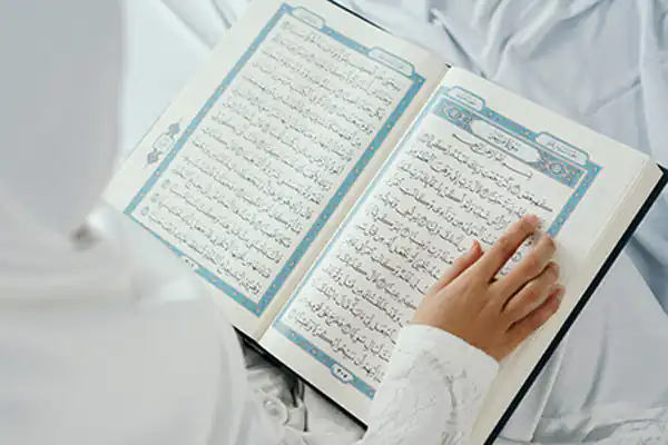تعبیر خواب قران در دست داشتن زن متاهل امام صادق + قران ورق زدن با جلد سفید