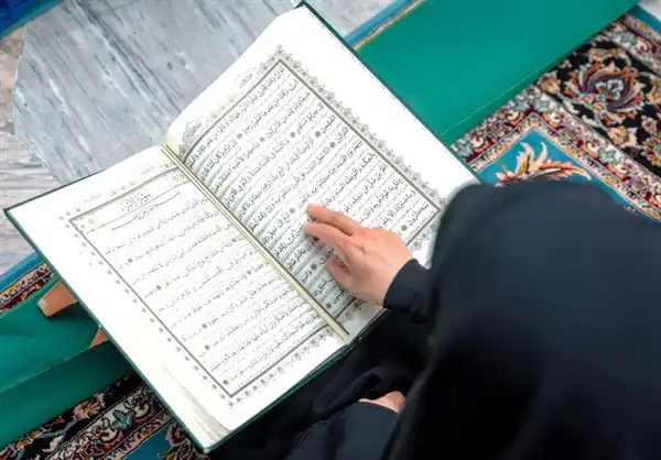 تعبیر خواب قرآن خواندن توسط مرده + قران خواندن پدر مرده و خواندن سوره یاسین
