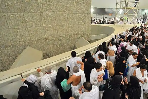 تعبیر خواب سنگ زدن به شیطان + سنگ زدن حاجی به شیطان