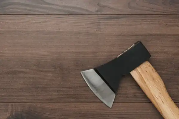 تعبیر خواب تبر از امام صادق برای زن باردار + حمله با تبر و شکستن چوب با تبر
