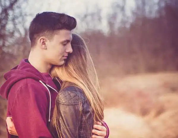 تعبیر خواب آغوش گرفتن عاشقانه + در آغوش گرفته شدن توسط مرد نامحرم آشنا