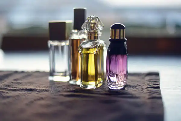 تعبیر خواب عطر فروشی و عطر خریدن دختر مجرد از امام صادق و خرید ادکلن زنانه