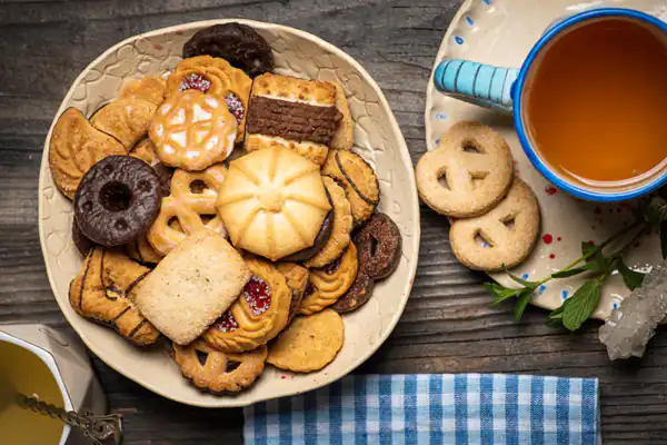 دادن بیسکویت در خواب + بیسکویت هدیه گرفتن برای دختر مجرد و بیسکویت ویفر