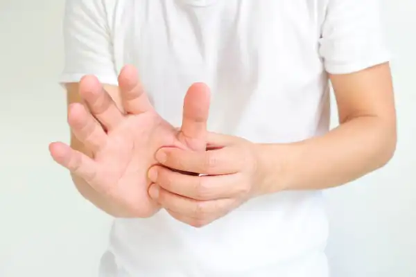 تعبیر خواب دست ورم کرده + ورم دست راست مرده و صورت ورم کرده دیگران