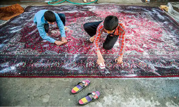 تعبیر خواب قالیچه شستن + فرش شستن با شلنگ آب در منزل از نظر امام صادق