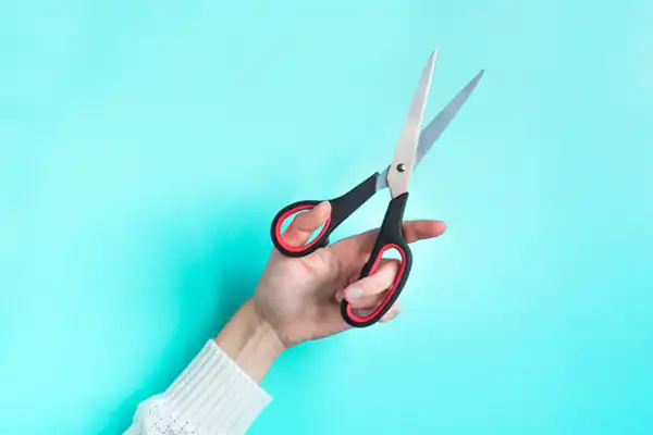 تعبیر خواب قیچی خیاطی بزرگ + قیچی در دست داشتن حضرت یوسف