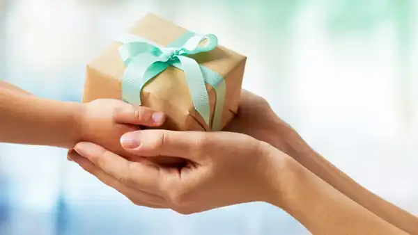 تعبیر خواب هدیه دادن به مرده + چیزی به مرده دادن امام صادق و لباس دادن به مرده