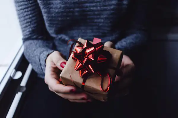 تعبیر خواب هدیه گرفتن از مرده امام صادق + هدیه گرفتن از مادربزرگ فوت شده