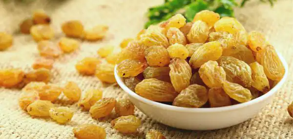 تعبیر خواب کشمش به مرده دادن + کشمش گرفتن از مرده و گرفتن نخود و کشمش از مرده