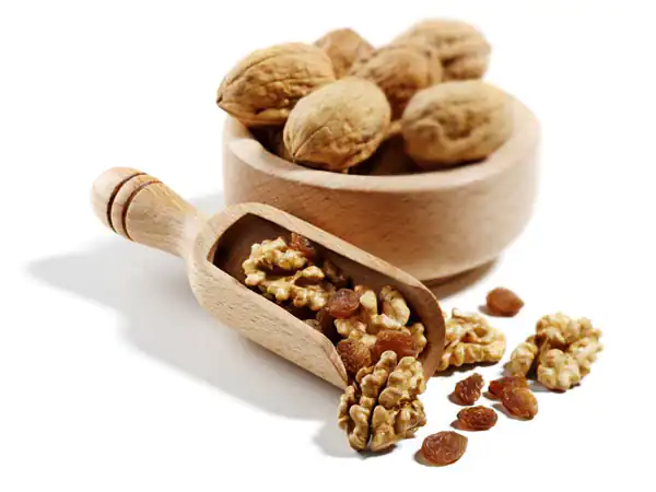 تعبیر خواب کشمش و گردو + چیدن گردو سبز از درخت ابن سیرین