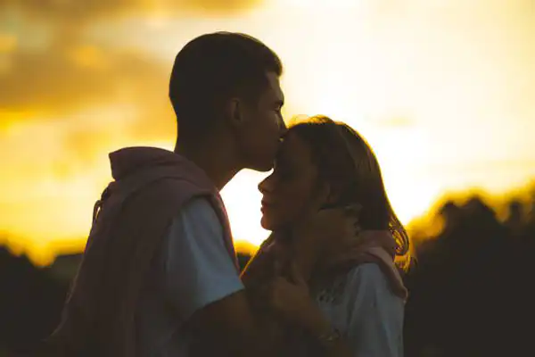 تعبیر خواب روبوسی با دشمن + برای دختر مجرد و روبوسی با زن و فامیل