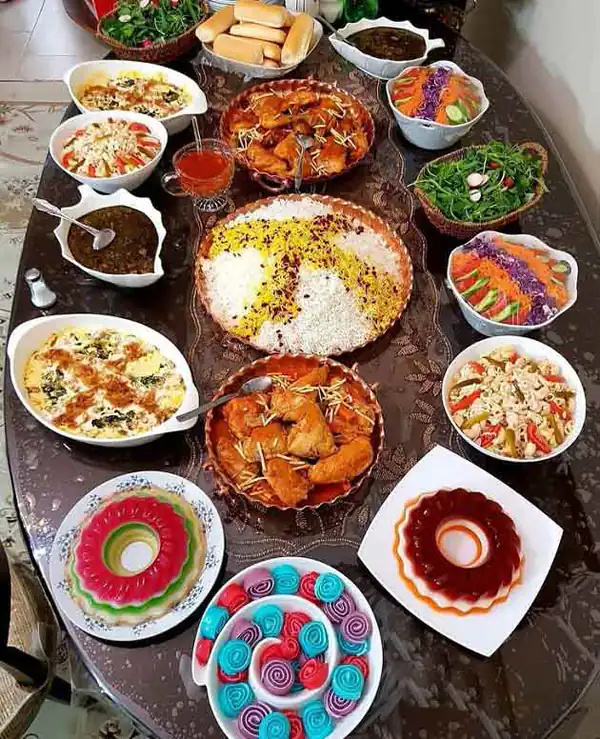تعبیر خواب سر سفره نشستن + با خانواده معشوق و غذا خوردن سر سفره دیگران