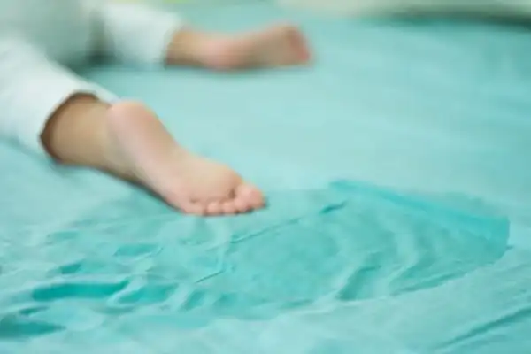 تعبیر خواب ادرار پسر بچه + روی زمین و آدم و لباس در بغل و ادرار بچه در خانه