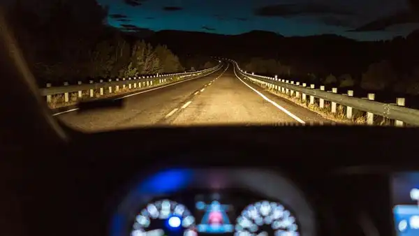 تعبیر خواب رانندگی در تاریکی + رانندگی زن و دختر مجرد و همسر برعکس