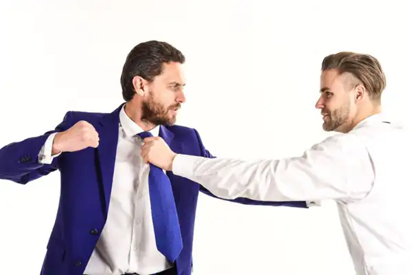تعبیر خواب دیدن دو مرد + دو مرد در حال صحبت و دعوا
