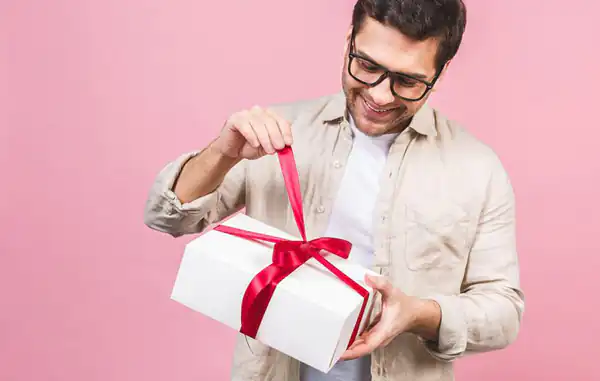 تعبیر خواب هدیه گرفتن از پسر مجرد برای زن متاهل + گل و طلا و هدیه گرفتن و عشق