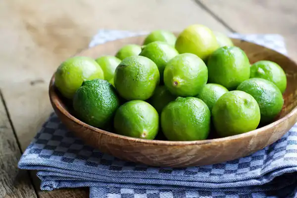 تعبیر خواب لیمو ترش برای زن متاهل + چیدن و خوردن و آب لیمو ترش