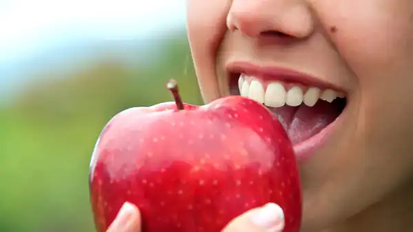 تعبیر خواب سیب خوردن برای زن متاهل + سیب قرمز شیرین و احساس لذت و رزق