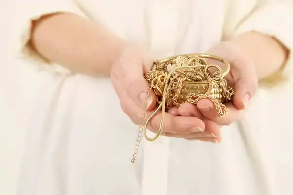 تعبیر خواب طلا فروختن برای زن متاهل + به طلا فروشی و مشکلات مالی و ضرر و زیان