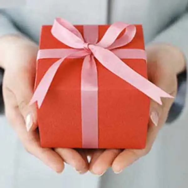 تعبیر خواب گرفتن سوغات از حاجی + برای زن متاهل و باردار و دختر مجرد