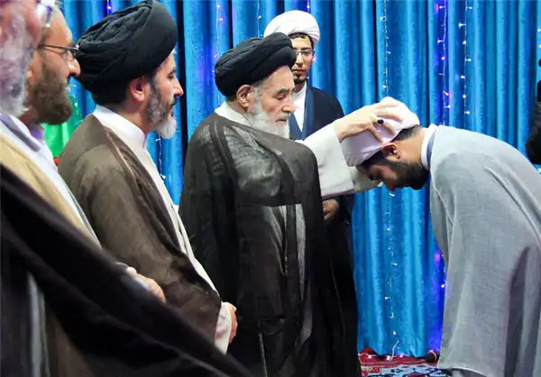 تعبیر خواب پوشیدن عبا و عمامه + برای زن متاهل و باردار و دختر مجرد و از دید مولف
