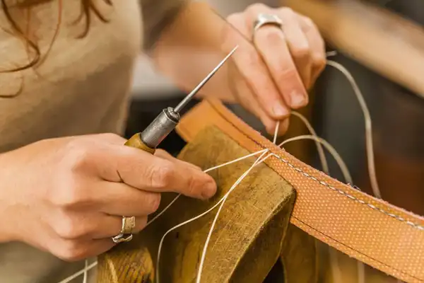 تعبیر خواب چرم دوزی + برای زن متاهل و باردار و دختر مجرد از دید مولف