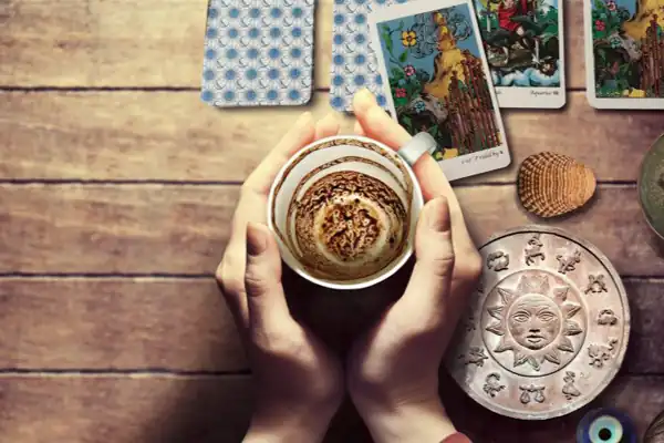 تعبیر خواب رفتن نزد فالگیر + برای زن متاهل و باردار و دختر مجرد و از دید مولف