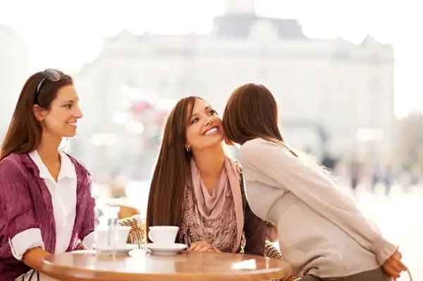 تعبیر خواب سلام و روبوسی با فامیل + برای زن متاهل و باردار و دختر مجرد